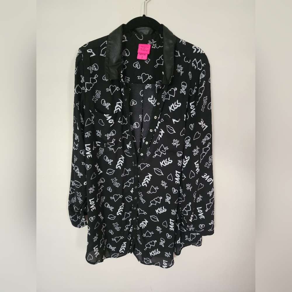 Torrid Black Blouse with White Graphic Print